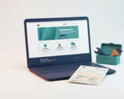 Design statico e HTML personalizzato Design HTML e sito statico su misura: pagina finita sullo schermo con wireframe