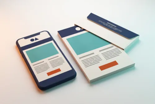 Création de newsletter : maquette d'e-mail de marque sur mobile et feuille imprimée